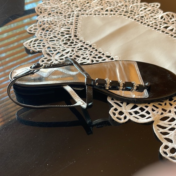 Women size 8 sandals black color flip flop style with back - Picture 5 of 7